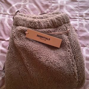 FEAR OF GOD ESSENTIALS DARK OatMea Fleece Pants (L)